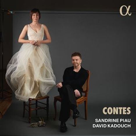„CONTES, Sandrine Piau, David Kadouch“ steht rechts unten. Eine Frau in hellem Kleid steht, ein Mann sitzt daneben auf einem Stuhl.