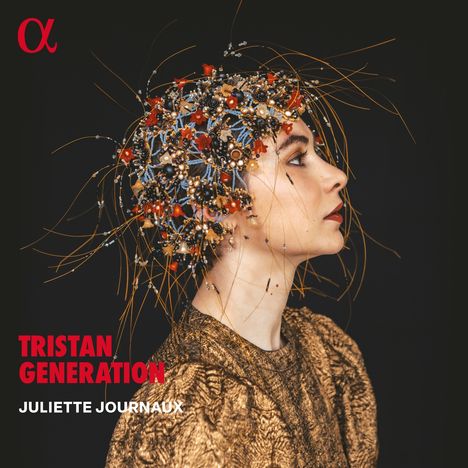 Text: "TRISTAN GENERATION, JULIETTE JOURNAUX".  
Eine Frau im Profil trägt einen Hut aus bunten Perlen und Drähten.