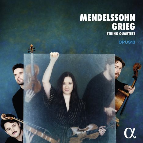 "Mendelssohn Grieg String Quartets OPUS 13" in weißer Schrift. Vier Personen mit Streichinstrumenten hinter Glasplatte.