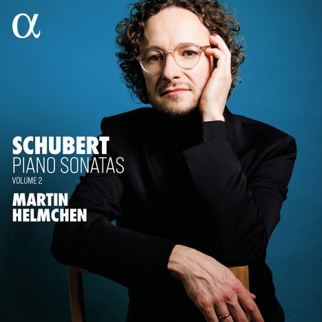 "Schubert Piano Sonatas Volume 2" und "Martin Helmchen" in weißem Text auf blauem Hintergrund. Mann mit Brille und schwarzem Anzug.