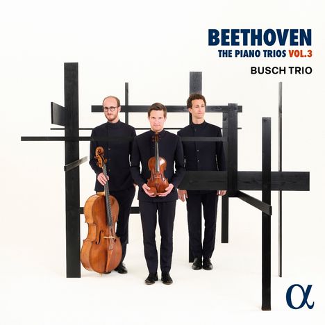 "BEETHOVEN THE PIANO TRIOS VOL.3 BUSCH TRIO" Drei Männer mit Instrumenten vor schwarzer, abstrakter Installation.