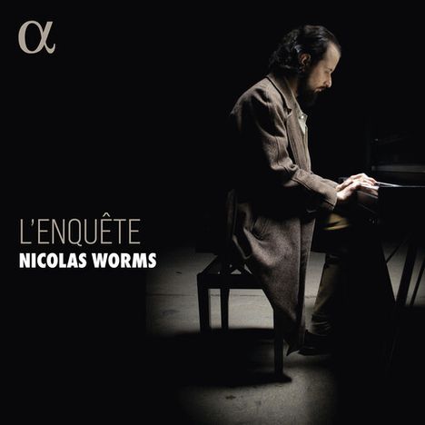 "L'ENQUÊTE, NICOLAS WORMS" steht links. Ein Mann spielt Klavier, beleuchtet von einem sanften Licht, sitzt konzentriert.