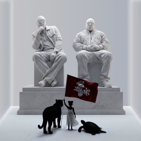 Ein rotes Banner mit der Aufschrift "NEG MARRONS". Zwei weiße Skulpturen, Mädchen mit Leopard und Schildkröte.