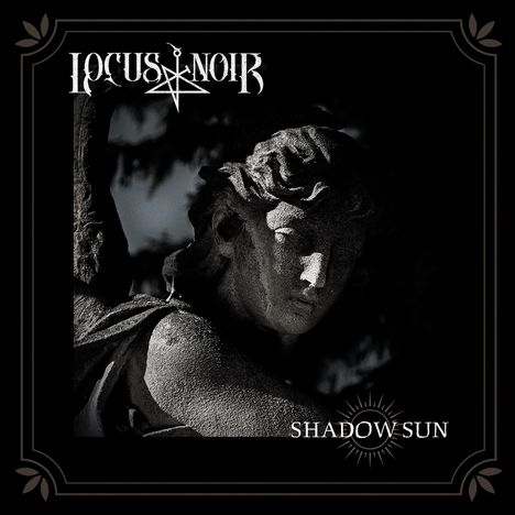 Text: "LOCUS NOIR" und "SHADOW SUN". Eine Statue im Halbschatten, detailreich und stimmungsvoll in Szene gesetzt.