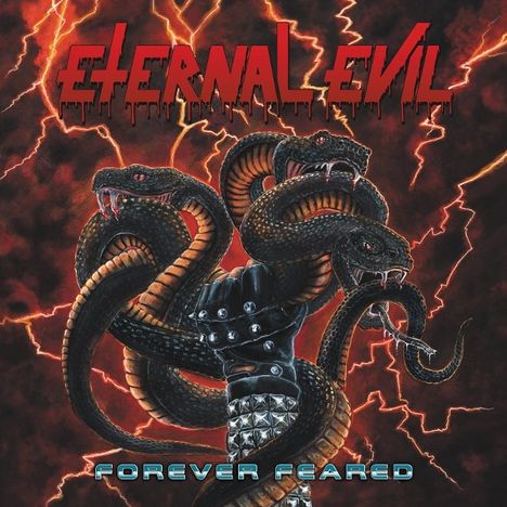 "Eternal Evil" und "Forever Feared". Illustration: Drei schwarze Schlangenköpfe und eine gepanzerte Hand vor rotem Blitzhintergrund.