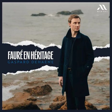 „FAURÉ EN HÉRITAGE GASPARD DEHAENE“. Ein Mann in dunklem Mantel steht am felsigen Küstenabschnitt, Meer im Hintergrund.