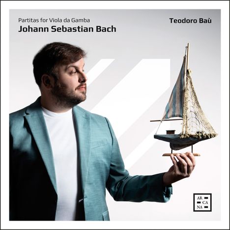 Text: "Partitas for Viola da Gamba, Johann Sebastian Bach, Teodoro Baù." Ein Mann in einem türkisfarbenen Anzug hält ein Modellboot.