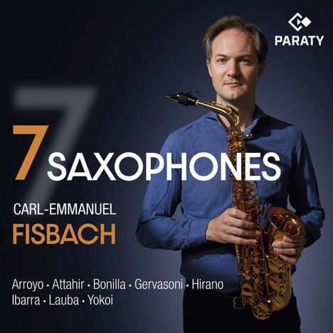 "7 Saxophones" und "Carl-Emmanuel Fisbach" in großen Lettern. Eine Person hält ein Saxophon, dunkler Hintergrund.