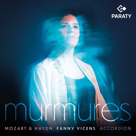 Texte: murmures, MOZART & HAYDN, FANNY VICENS, ACCORDION, PARATY. Frau in blauem Licht, doppelt belichtet.