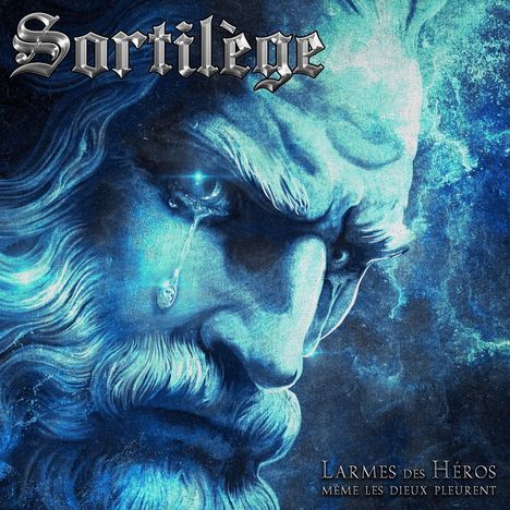 Text: "Sortilège", "Larmes des Héros", "Même les dieux pleurent". Illustration eines weinenden, göttlichen Gesichts.