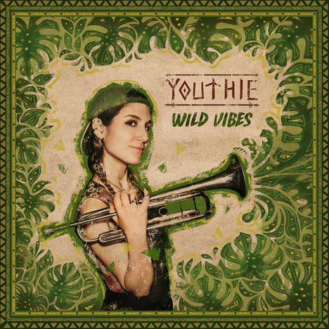 Text: "YOUTHIE WILD VIBES". Illustration: Frau mit Trompete, umgeben von grünem, tropischem Muster.