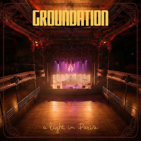 Text: "GROUNDATION" oben, "a light in Paris" unten. Ein elegantes, leeres Theatersaal mit beleuchteter Bühne.