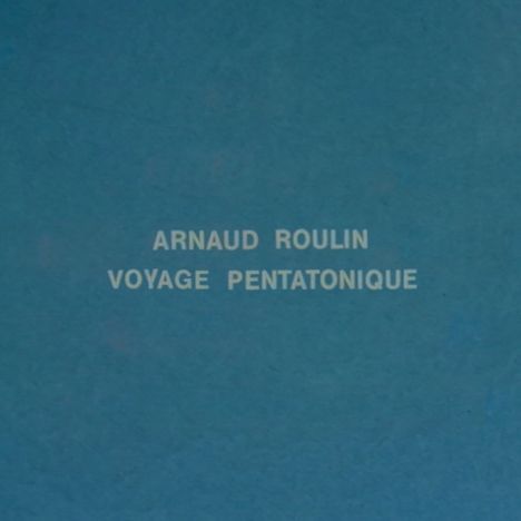Text: "ARNAUD ROULIN VOYAGE PENTATONIQUE". Hintergrund ist einfarbig blau.