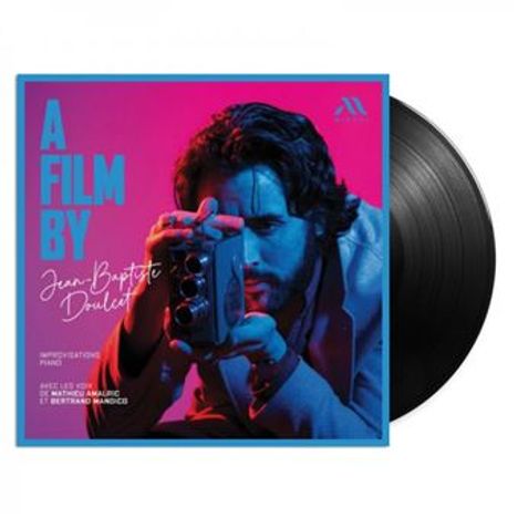 "A Film By Jean-Baptiste Doulat" steht in blauen und weißen Buchstaben. Ein Mann mit Kamera, umgeben von pink und blau.