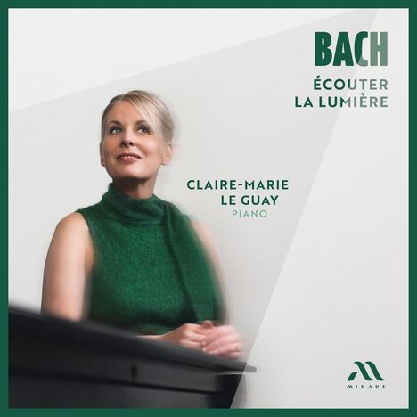 „Bach Écouter la Lumière“, „Claire-Marie Le Guay Piano“. Eine Frau in einem grünen Outfit schaut nach oben.