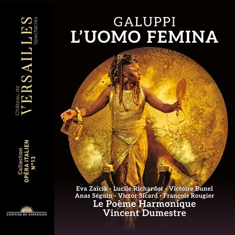 GALUPPI, L’UOMO FEMINA. Person mit Zopf und goldener Kleidung hält Spiegel und Tasche, steht vor goldenem Hintergrund.