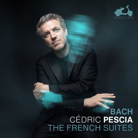 CÉDRIC PESCIA, BACH, THE FRENCH SUITES. Mann in schwarzem Anzug. Doppelbelichtungseffekt. Oben rechts Vespa-Logo.