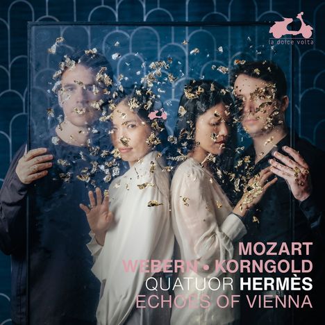 Texte: MOZART WEBERN KORNGOLD QUATUOR HERMÈS ECHOES OF VIENNA. Drei Menschen, goldene Partikel auf Glas.