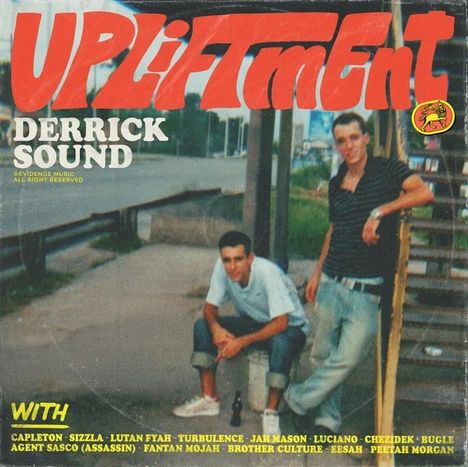 "UPLiFTment", "DERRICK SOUND", "WITH", gefolgt von einer Liste von Künstlernamen. Zwei Personen neben einer Straße.