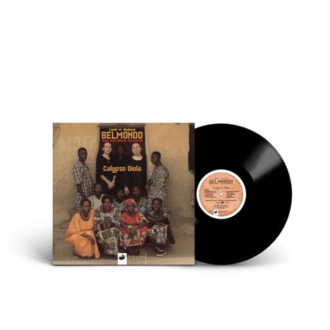 "Calypso Diola" von Belmondo. Cover zeigt eine Gruppe Menschen, einige sitzen, andere stehen, vor einer beigefarbenen Wand.