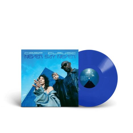 Text: Camp Claude, Never Say Never. Drei Personen vor einer Pyramide. Eine blaue Vinyl-Schallplatte ist rechts sichtbar.