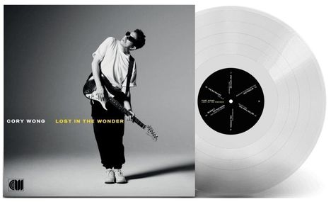„Cory Wong, Lost in the Wonder“ steht in weiß und gelb. Ein Mann spielt E-Gitarre, daneben eine transparente Schallplatte.