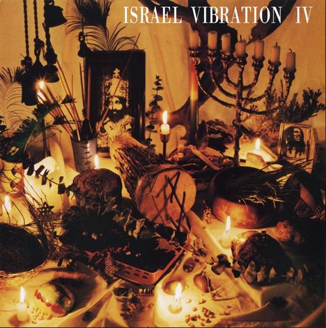 "ISRAEL VIBRATION IV" oben. Eine spirituelle, atmosphärische Szenerie mit Kerzen, Musikinstrumenten und Naturmaterialien.