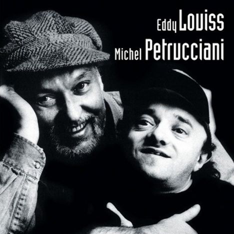 Text: "Eddy Louiss, Michel Petrucciani". Schwarz-weiß Portrait, zwei lächelnde Männer, einer trägt eine Mütze.
