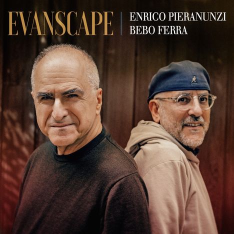 EVANSCAPE, ENRICO PIERANUNZI, BEBO FERRA. Zwei Männer stehen lächelnd nebeneinander.