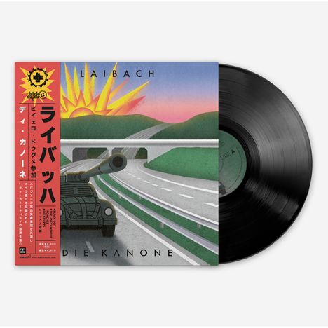 Links vertikaler roter Balken mit japanischen Schriftzeichen. Stilisiertes Sonnenaufgangsbild mit Panzer und Straße.