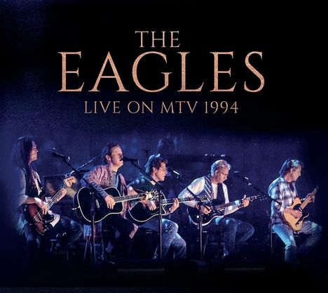 „The Eagles: Live on MTV 1994“. Eine Band spielt Gitarren auf einer Bühne in einer intimen, beleuchteten Atmosphäre.