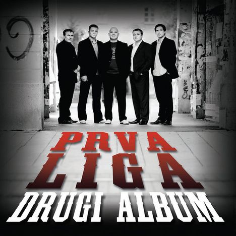 "PRVA LIGA DRUGI ALBUM" in großen Buchstaben, fünf Männer in Anzügen stehen in einem urbanen Durchgang.