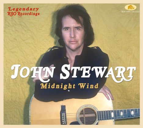"Legendary RSO Recordings", "John Stewart", "Midnight Wind". Ein Mann hält eine Gitarre vor einem gelben Hintergrund.