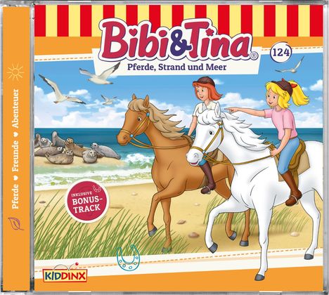 „Bibi & Tina: Pferde, Strand und Meer.“ Zwei Mädchen reiten am Strand, Möwen fliegen, Robben liegen am Ufer.