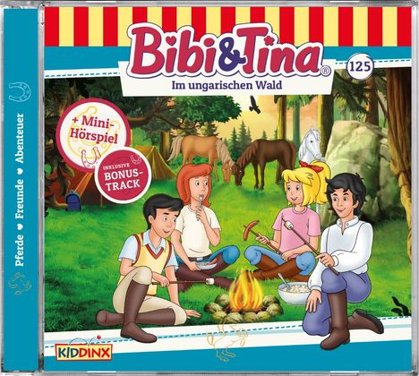 „Bibi & Tina: Im ungarischen Wald“. Vier Freunde sitzen am Lagerfeuer im Wald. Pferde grasen im Hintergrund.