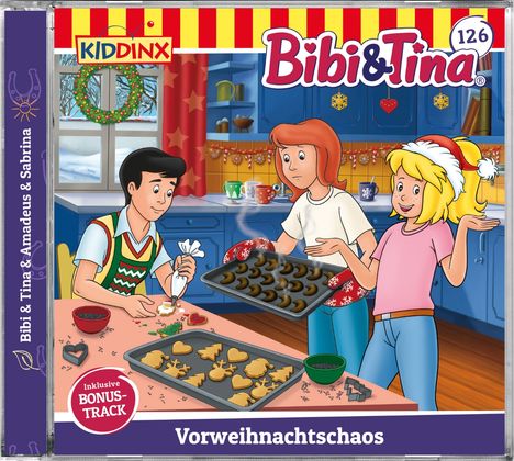Bibi & Tina 126, Vorweihnachtschaos, inklusive Bonus-Track. Drei Personen backen Kekse in einer weihnachtlich dekorierten Küche.