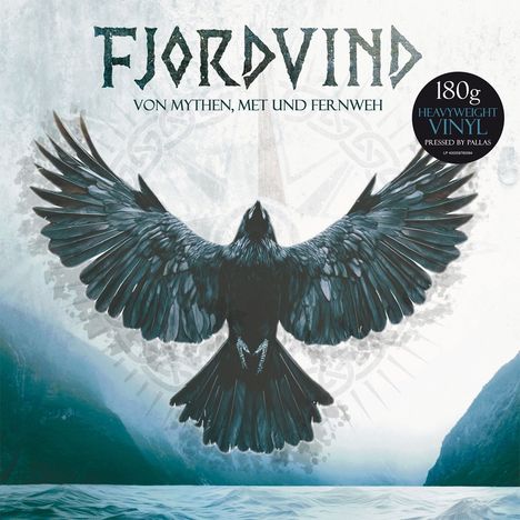 „FJORDVIND“, „VON MYTHEN, MET UND FERNWEH“, „180g HEAVYWEIGHT VINYL“. Eine Illustration mit einem fliegenden Raben über Wasser.