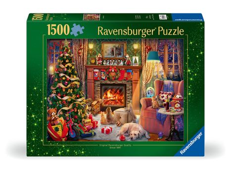 1500 Ravensburger Puzzle. Weihnachtliches Zimmer mit geschmücktem Baum, Kamin, Geschenken und entspannenden Haustieren.
