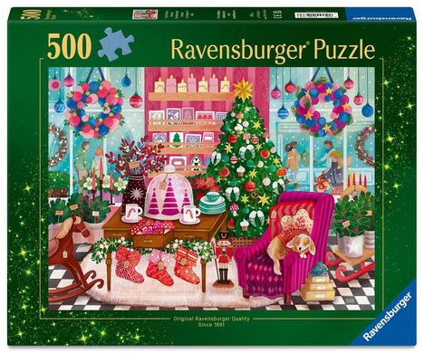 500 Ravensburger Puzzle. Weihnachtliches Wohnzimmer mit Baum, Dekorationen, Geschenken, Sessel und einem Hund.
