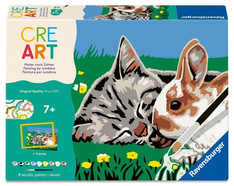 „CRE ART“, „Malen nach Zahlen“, „Painting by numbers“, „Peinture par numéros“. Katze und Kaninchen ruhen im Gras.