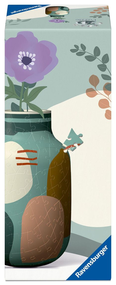 "Ravensburger", "3D Puzzle". Illustration einer Vase aus Puzzleteilen, mit großer lila Blume auf pastelligem Hintergrund.