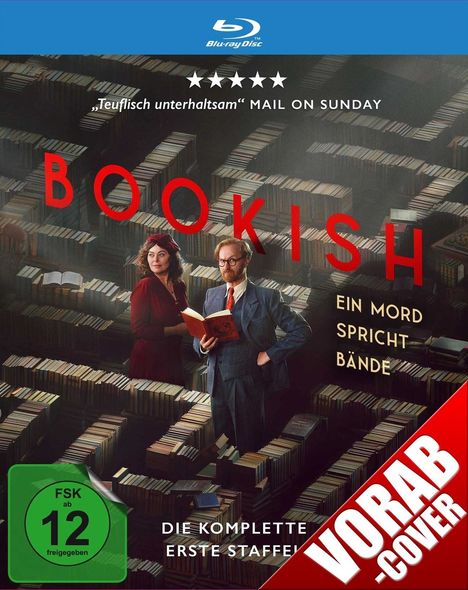 „Teuflisch unterhaltsam“; BOOKISH; EIN MORD SPRICHT BÄNDE; FSK ab 12; VORAB-COVER; Zwei Personen in Bibliothek mit Büchern.