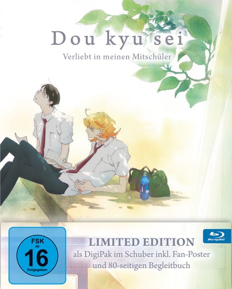 „Dou kyu sei: Verliebt in meinen Mitschüler“. Zwei Schüler in Schuluniformen, einer mit Buch. Hintergrund mit Blättern.