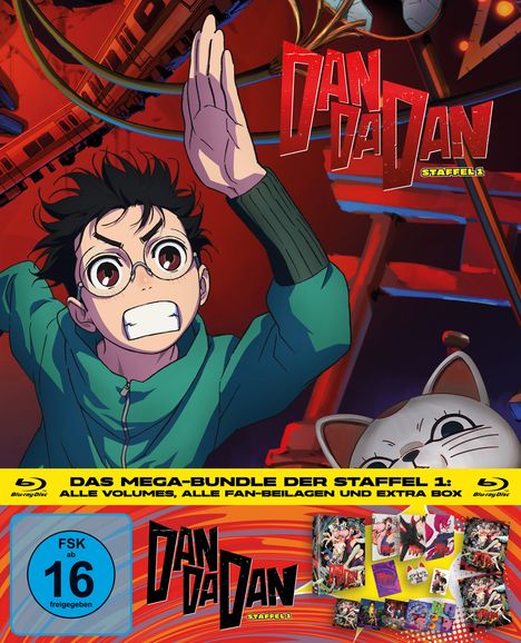 "Dandadan Staffel 1", "Das Mega-Bundle der Staffel 1: Alle Volumes, alle Fan-Beilagen und Extra Box", "FSK ab 16".  
Anime-Figur mit Brille, erhobener Arm, Maneki-neko-Katze, Achterbahn im Hintergrund.