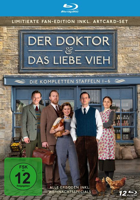Der Doktor & das liebe Vieh, alle Staffeln 1-6. Fünf Personen in Vintage-Kleidung, eine hält ein Huhn, vor einem Laden.