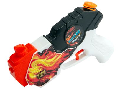 Text: "WATER STORM", "FIRE STORM". Eine schwarz-weiße Wasserpistole mit roter Spitze und Flammenmotiv.
