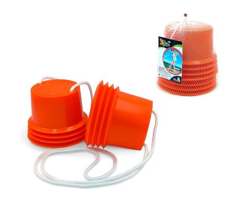 Zwei orange Plastikteller mit weißen Seilen, verpackt im Netz. Ein Etikett mit einem Kind spielt am Strand.