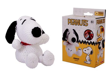 Text: "PEANUTS", "Häkelset", "VIDEO TUTORIAL". Eine gehäkelte Figur mit schwarzen Ohren und einer großen Nase, neben einer Verpackung.