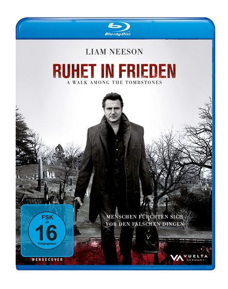 "Ruhet in Frieden", Filmtitel mit Liam Neeson. Darunter ein Mann in Mantel auf einem Friedhof. Ab 16 freigegeben.