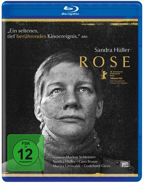 „Ein seltenes, tief berührendes Kinoereignis.“ ARD. Sandra Hüller, ROSE, FSK ab 12 freigegeben. Schwarz-weißes Porträt.